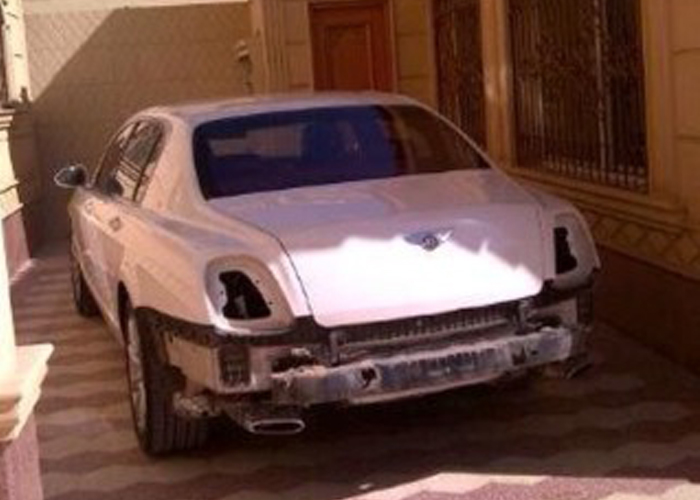 “بالصور” مجهولون يقومون بالدخول لمنزل تاجر بالرياض من اجل سرقة انوار سيارته “البنتلي”!