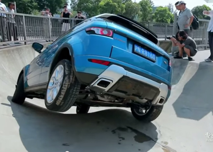“فيديو” شاهد رنج روفر ايفوك تتحدى المصاعب بطريقة مذهلة Range Rover Evoque
