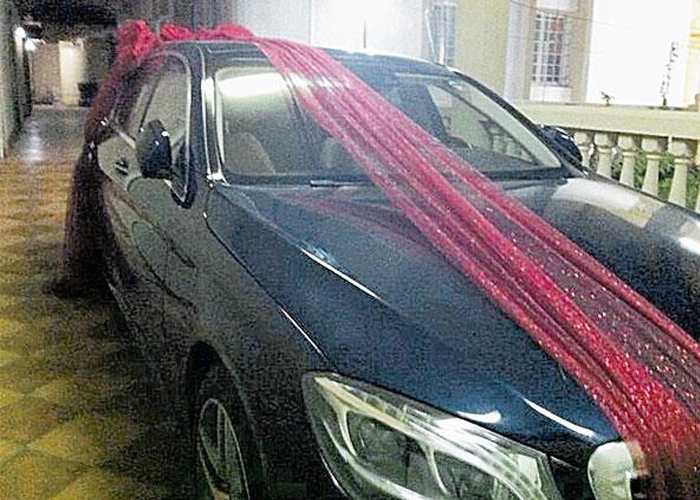 “صورة” معلمة تهدي زوجها مرسيدس اس كلاس 2014 بمناسبة تقاعده