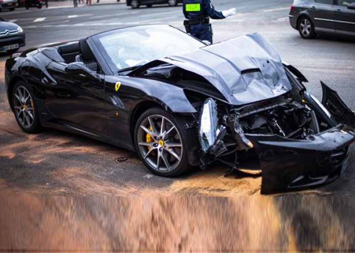 "بالصور" اول حادث مروري لـ"فيراري كاليفورنيا T" الجديدة 2015 في باريس 3