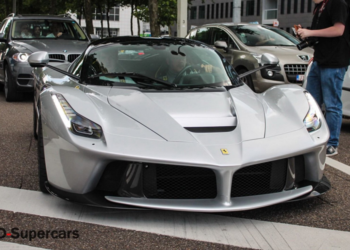 “بالصور” فيراري لافيراري الجديدة تظهر باللون الفضي المميز في ايطاليا Ferrari LaFerrari