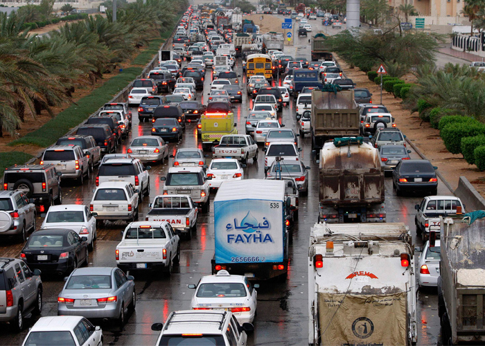 شركة تقسيط سيارات تطارد عائلة سعودية في شوارع مدينة الرياض