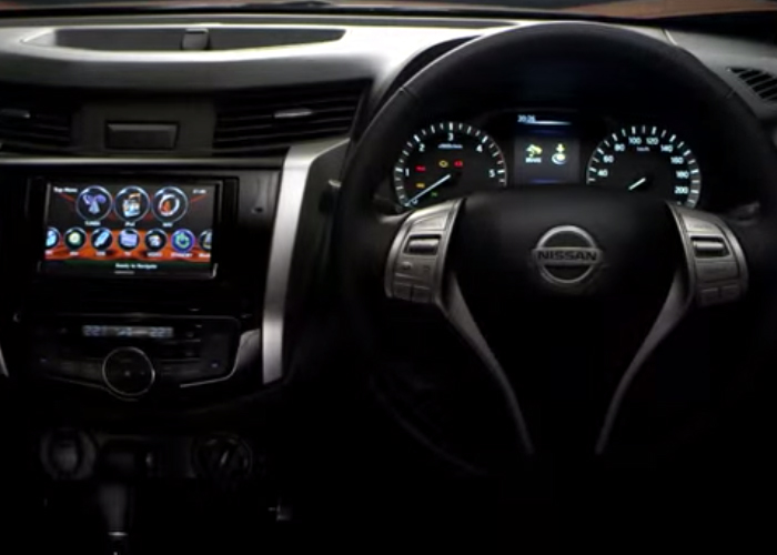 نيسان نافارا 2015 تعرض لمحة عن التصميم الداخلي لسيارتها 2015 Frontier / Navara