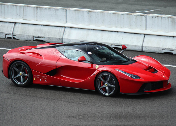 “بالفيديو” شاهد اختبار فيراري لافيراري على مضمار حلبة السباق أمام الجماهير