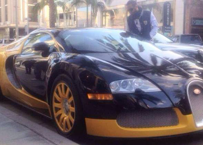 “بالصور” الفنان المصري تامر حسني يشتري أغلى سيارة بوجاتي فيرون في العالم
