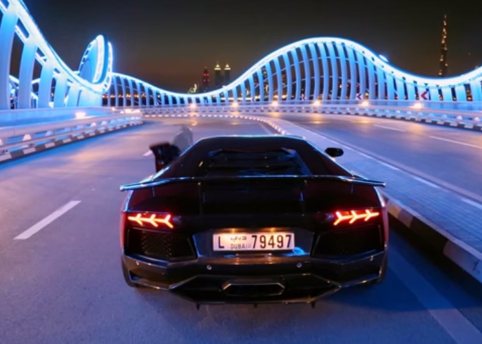 “فيديو” شاهد قوة لامبورجيني افنتادور المعدلة وهي تنفث نيرانها المشتعلة في مدينة دبي
