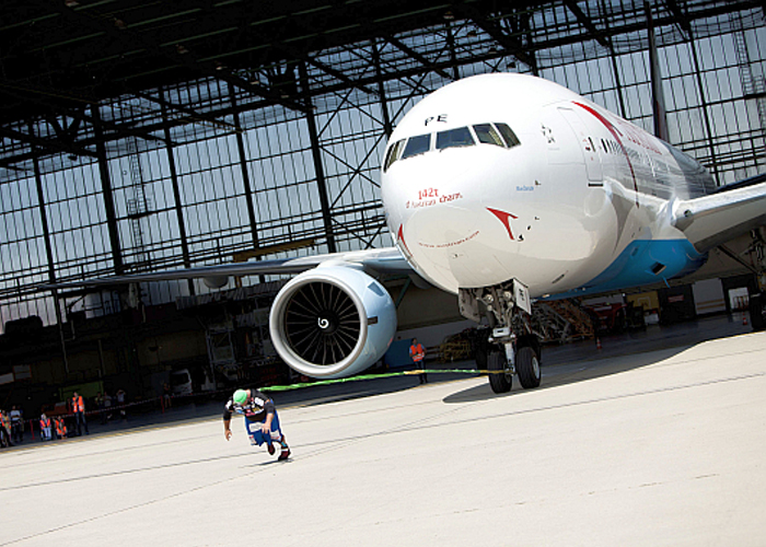 “بالفيديو” شاهد رجل نمساوي يسحب طائرة 777 في مطار فيينا الدولي تزن 142 طن