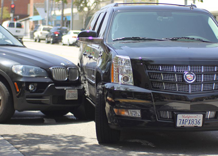 “بالصور” جاستن بيبر يصطدم بسيارته اثناء هروبه من عدسات المصورين