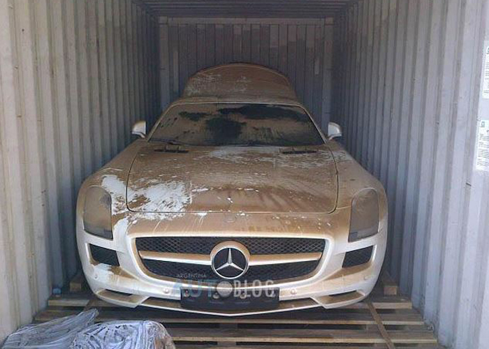 “بالصور” شاهد كيف اصبحت مرسيدس SLS بعد ان سقطت من سفينة في البحر اثناء نقلها