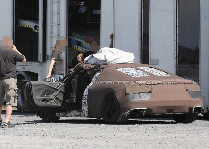 “صور مسربة” تظهر تصميم اودي R8 2015 الجديدة كلياً اثناء اختبارها Audi R8