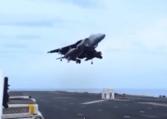 “بالفيديو” شاهد طيار مقاتل يضطر للهبوط على طائرة تعطلت عجلاتها وينجح ببراعه