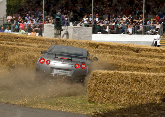 “بالفيديو والصور” كريس هوي يحطم نيسان GT-R في سباق جودوود