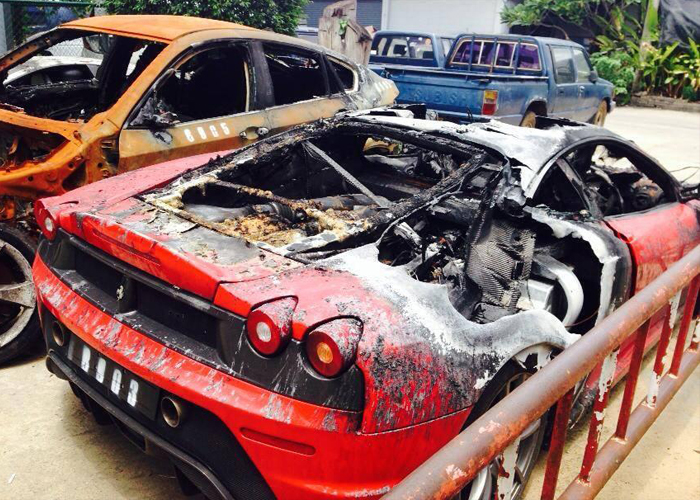 “بالصور” احتراق سيارات بي ام دبليو X6 و فيراري ولامبورجيني وبنتلي في تايلاند