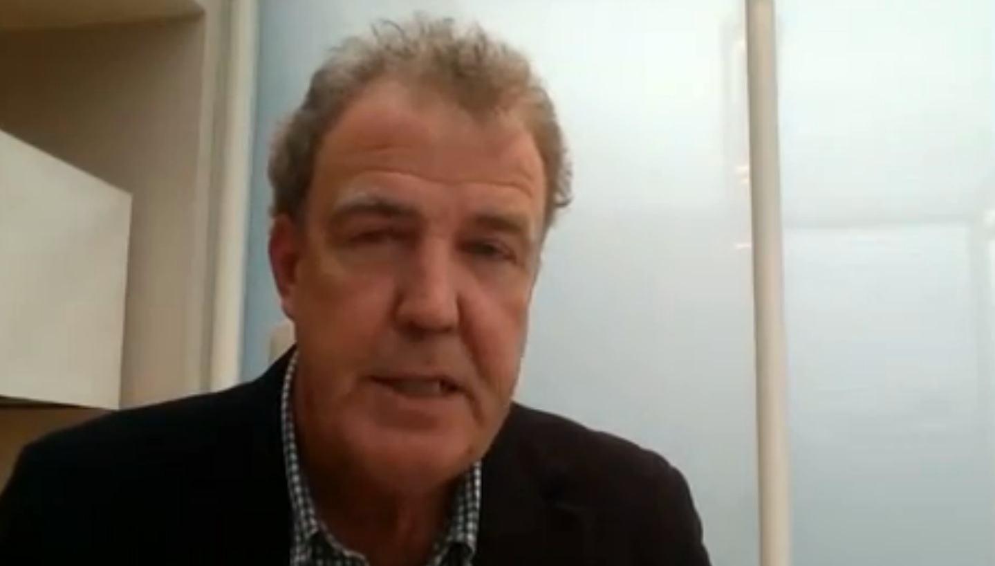 جيمي كلاركسون مقدم برنامج توب جير يطلب السماح في مقطع فيديو مصور بعد قال كلمات عنصرية