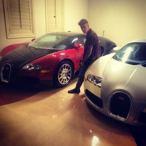 “بالصور” جاستن بيبر يتحقق من سيارات بوجاتي فيرون Bugatti Veyrons