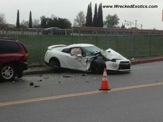 بالصور حادث مروع يحطم السيارة نيسان GT-R بسبب السرعة الفائقة